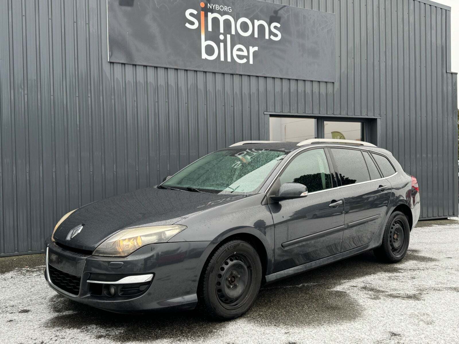 Grå Renault Laguna III fra 2011 set udefra