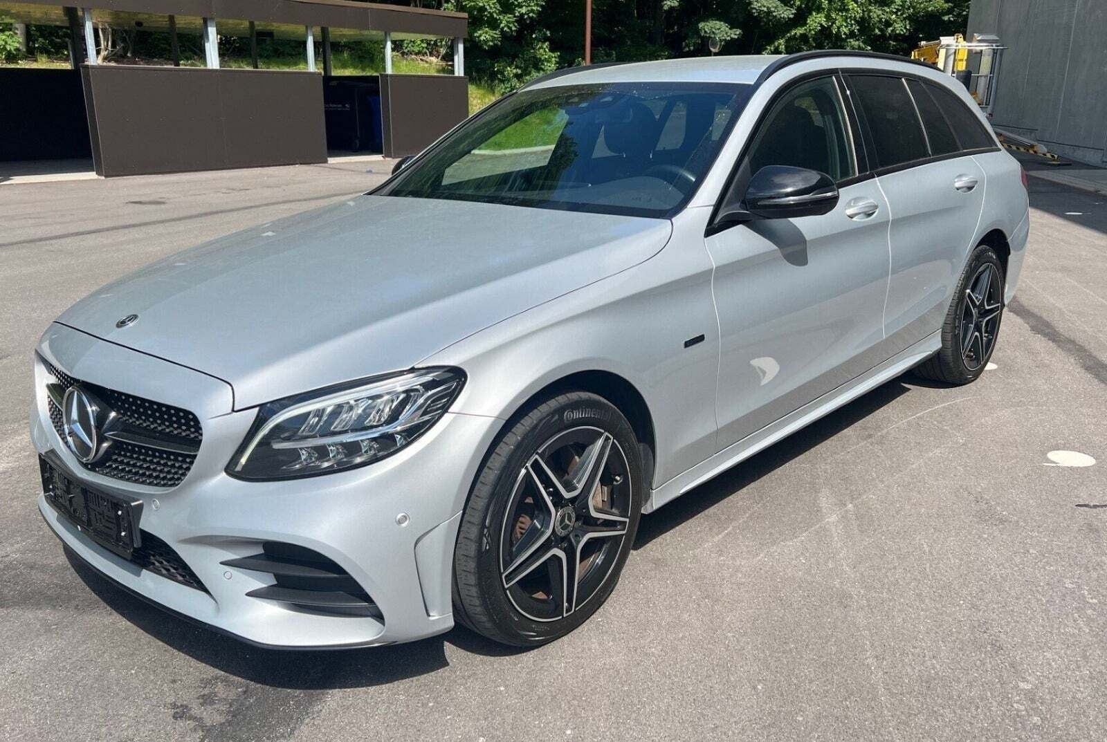 Grå Mercedes C300 de fra 2020 set udefra