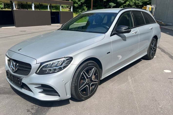 Grå Mercedes C300 de fra 2020 set udefra
