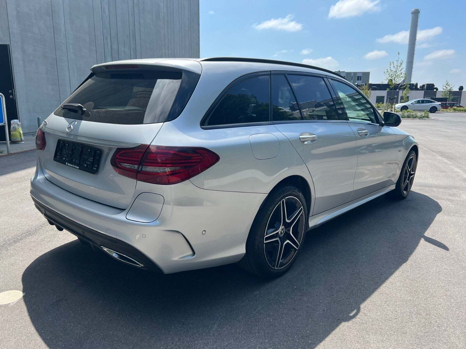 Grå Mercedes C300 de fra 2020 set udefra