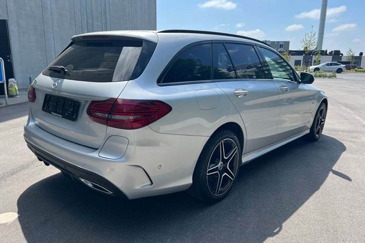 Grå Mercedes C300 de fra 2020 set udefra