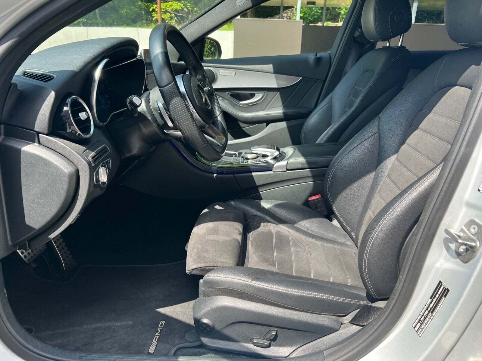 Grå Mercedes C300 de fra 2020 set indefra