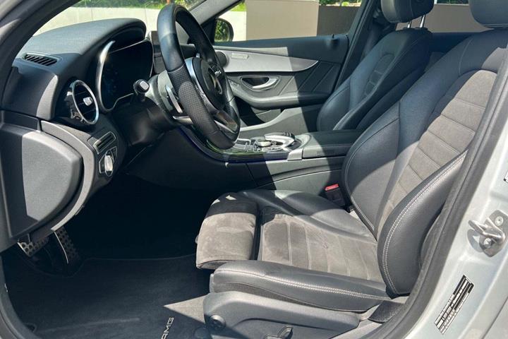 Grå Mercedes C300 de fra 2020 set indefra