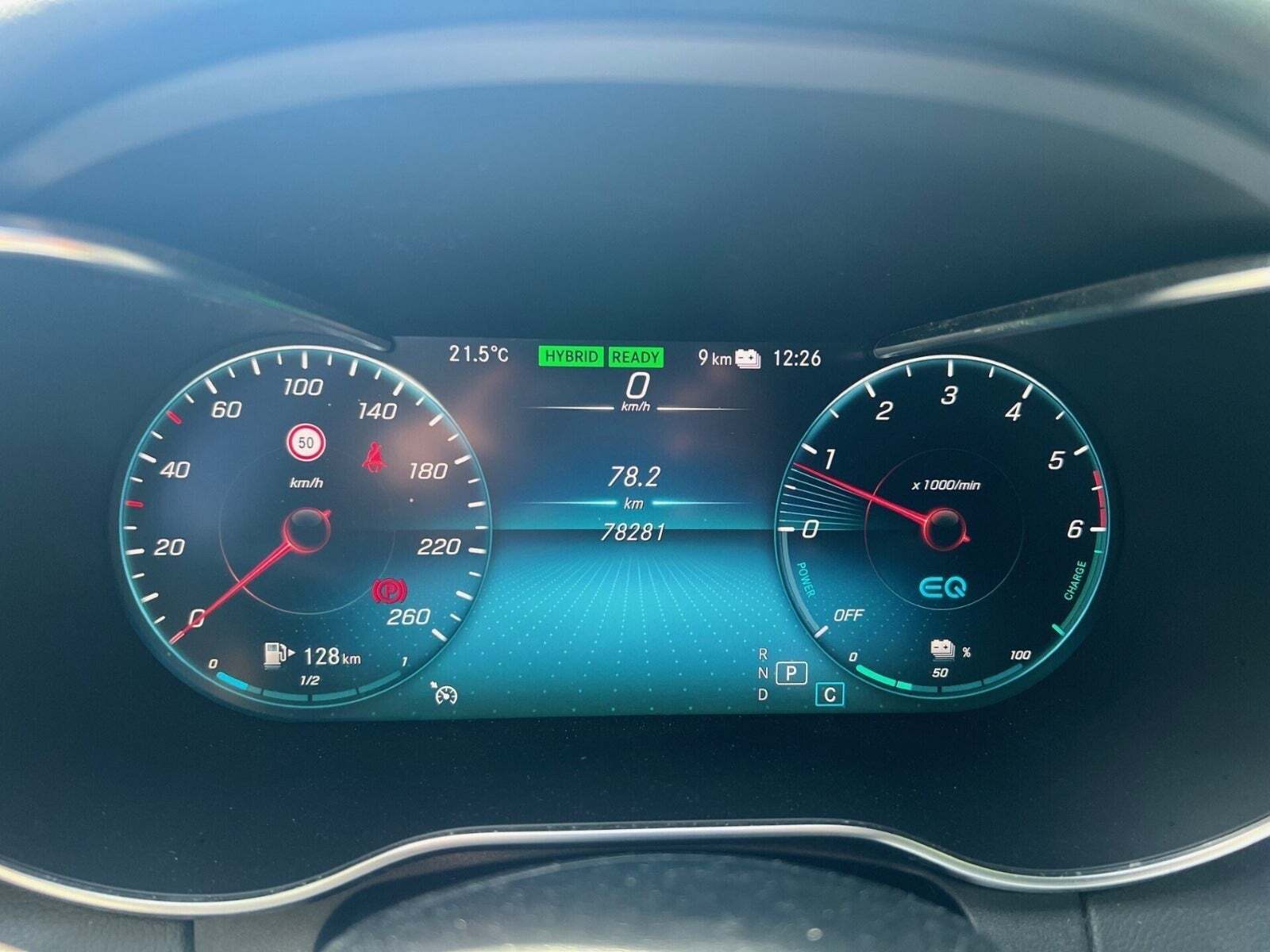 Grå Mercedes C300 de fra 2020 set indefra