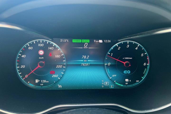 Grå Mercedes C300 de fra 2020 set indefra