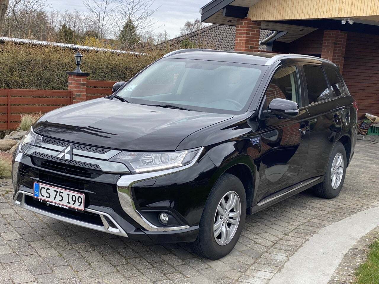 Sort Mitsubishi Outlander fra 2020 set udefra