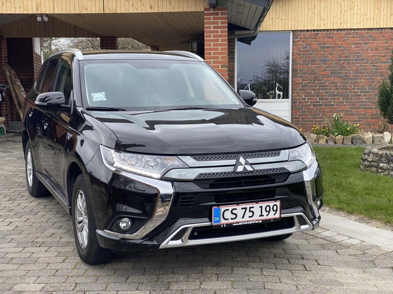 Sort Mitsubishi Outlander fra 2020 set udefra