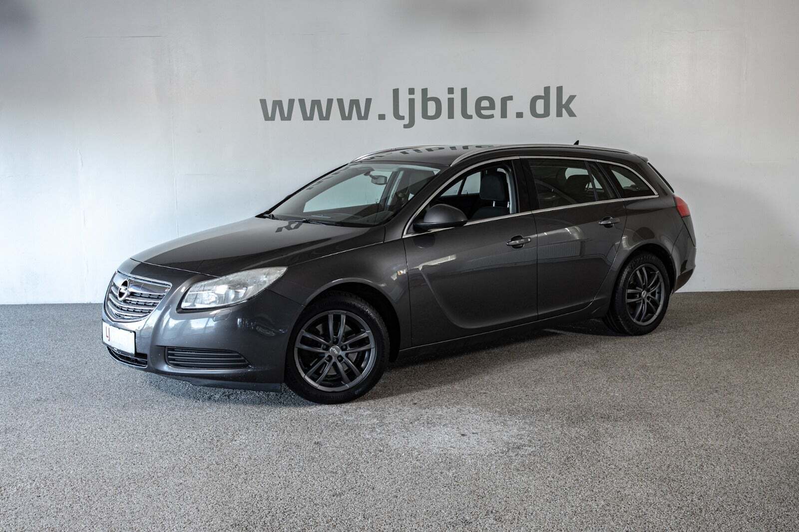 Grå Opel Insignia fra 2010