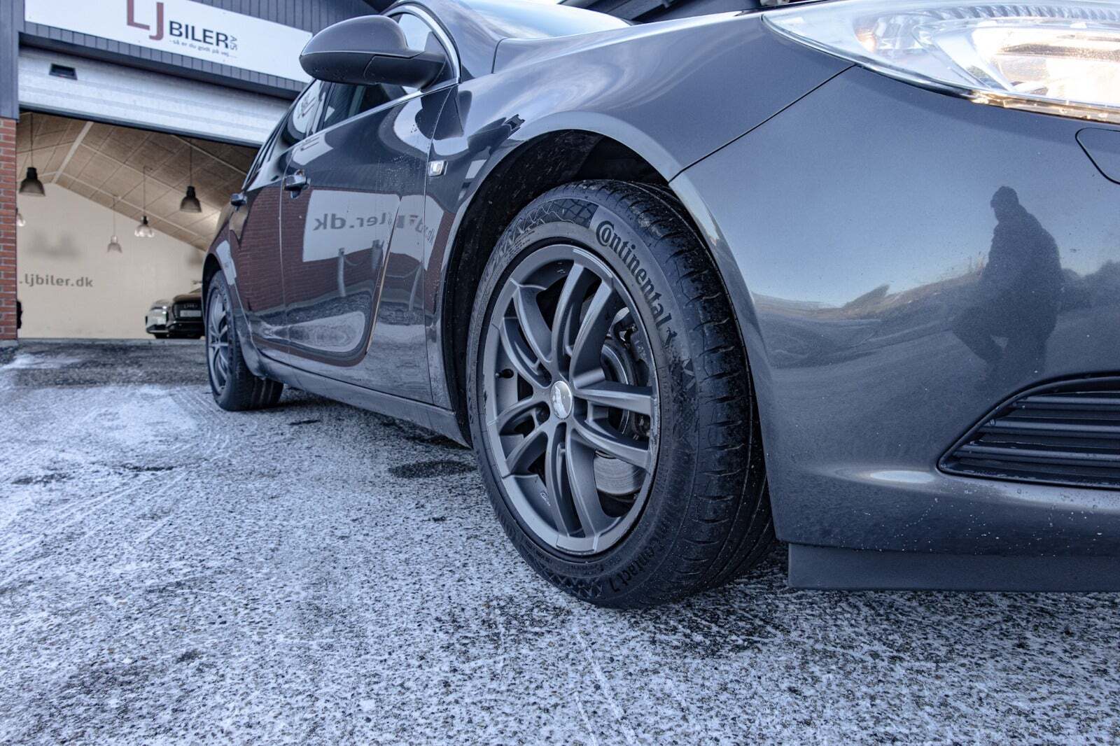 Grå Opel Insignia fra 2010