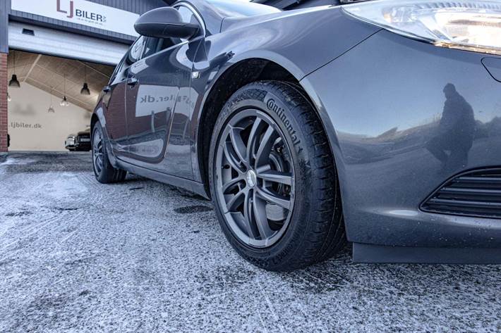 Grå Opel Insignia fra 2010