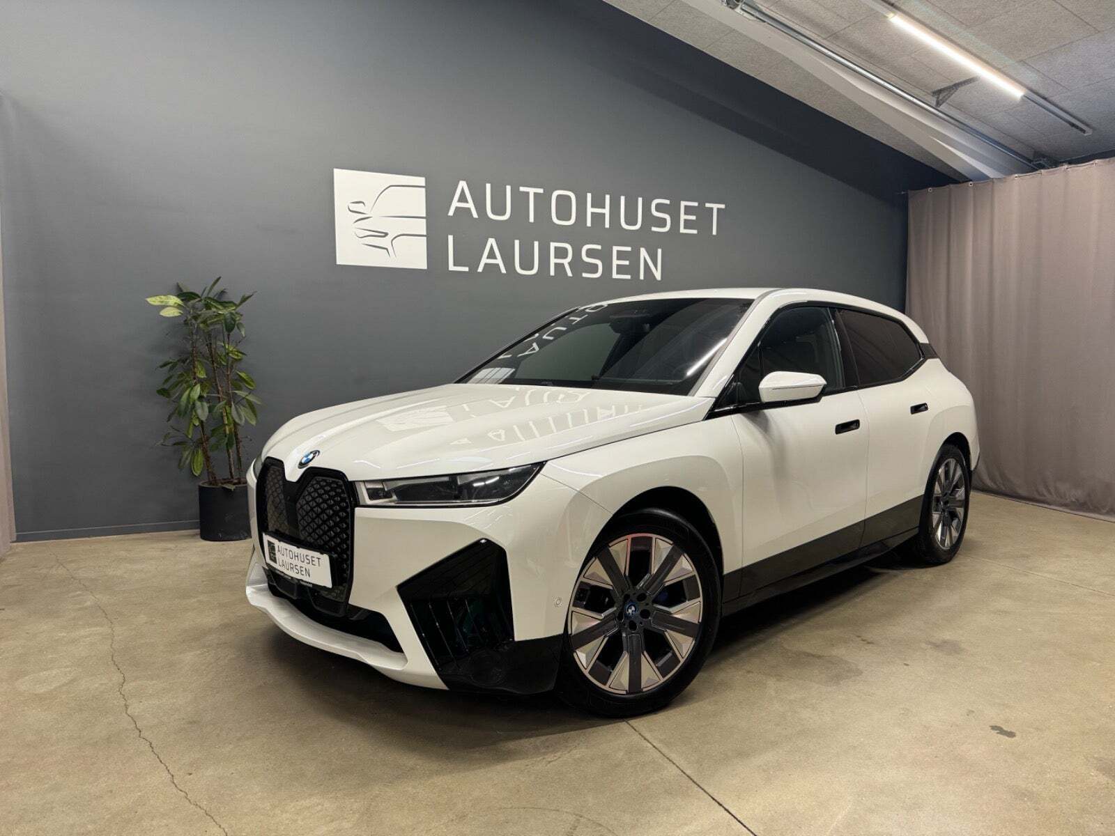 Hvid BMW iX fra 2023 set udefra