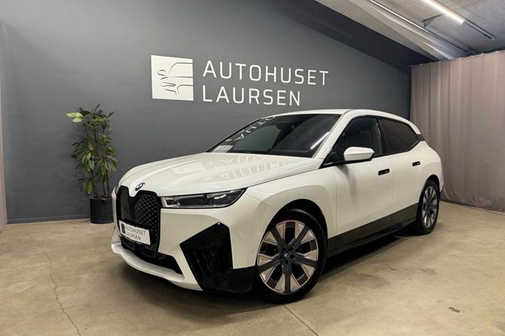 Hvid BMW iX fra 2023 set udefra