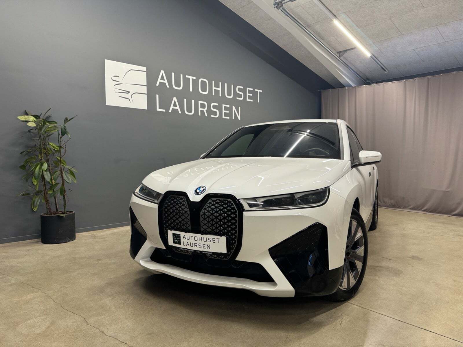 Hvid BMW iX fra 2023
