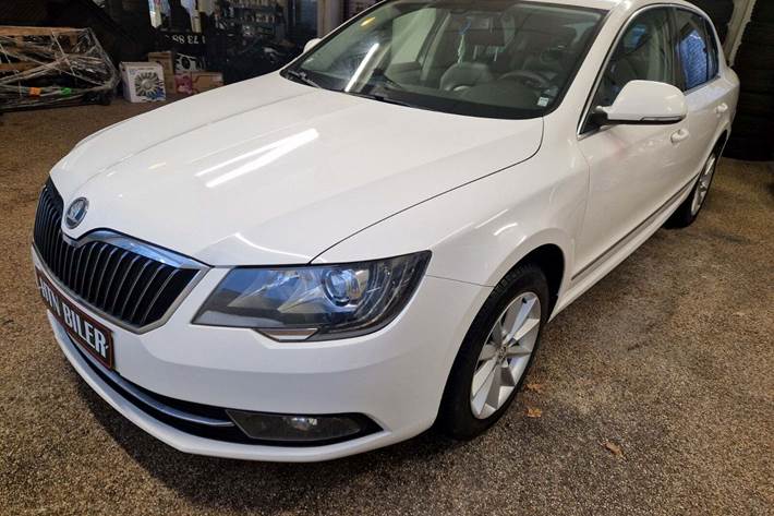 Hvid Skoda Superb fra 2015 set udefra