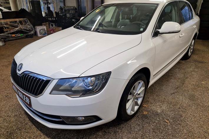 Hvid Skoda Superb fra 2015