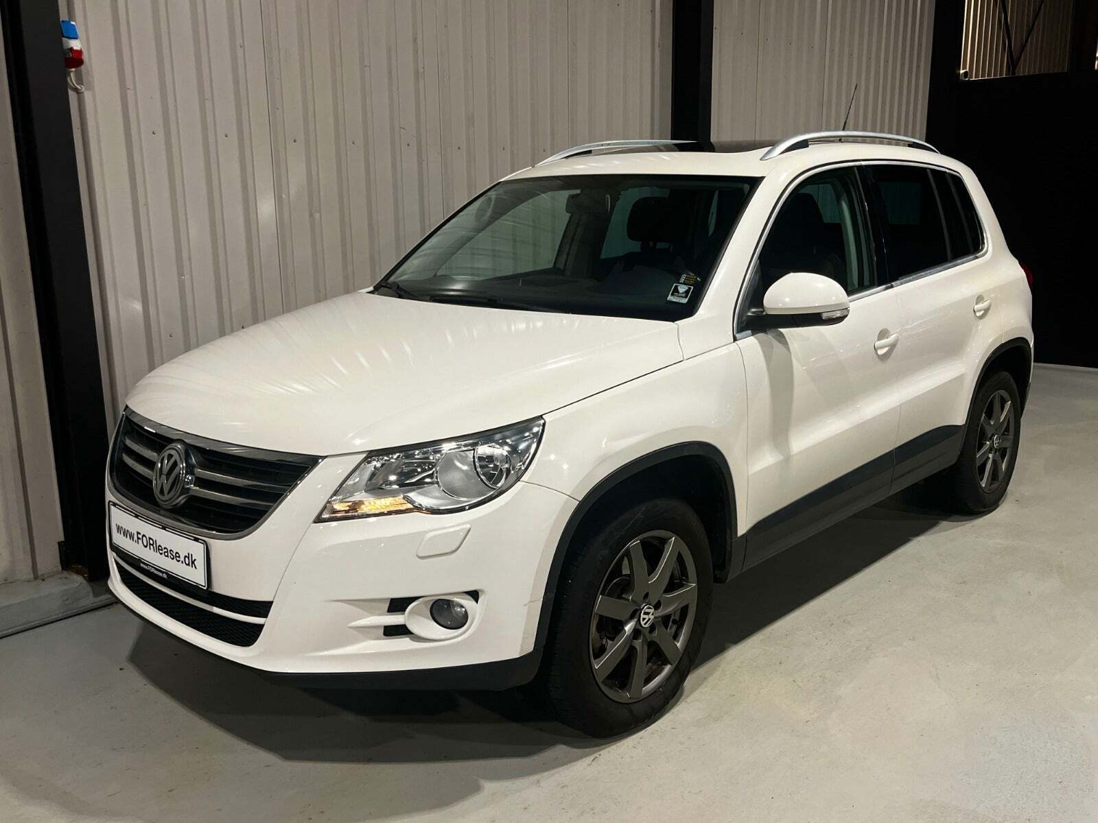 Hvid VW Tiguan fra 2008 set udefra