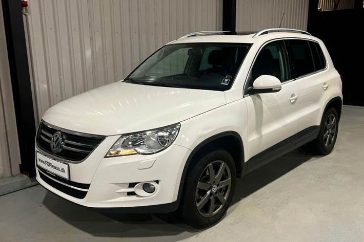 Hvid VW Tiguan fra 2008 set udefra