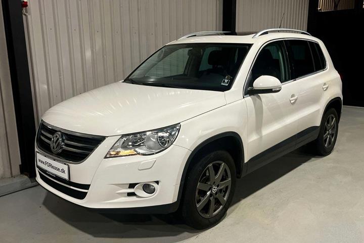 Hvid VW Tiguan fra 2008 set udefra