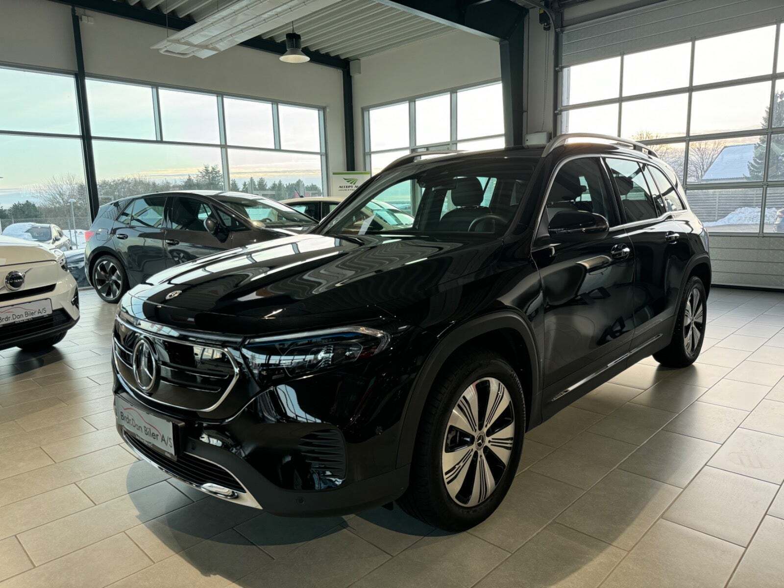 Sort Mercedes EQB250+ fra 2023 set udefra