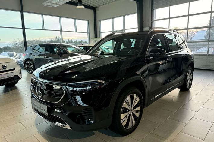 Sort Mercedes EQB250+ fra 2023 set udefra