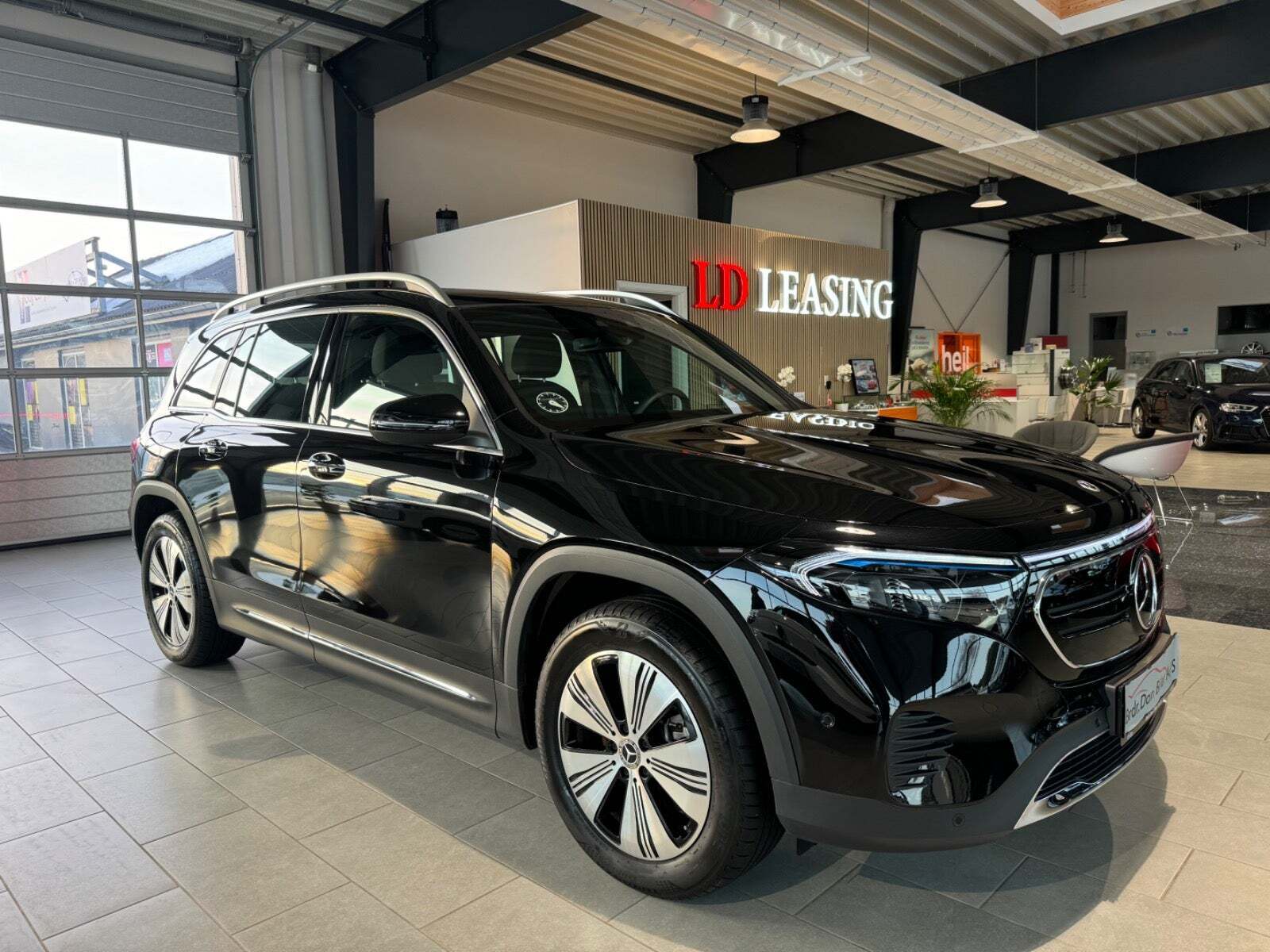 Sort Mercedes EQB250+ fra 2023