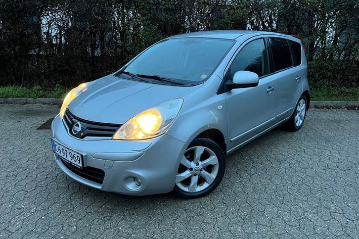 Sølv Nissan Note fra 2011 set udefra