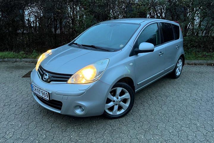 Sølv Nissan Note fra 2011 set udefra