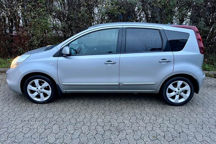 Sølv Nissan Note fra 2011