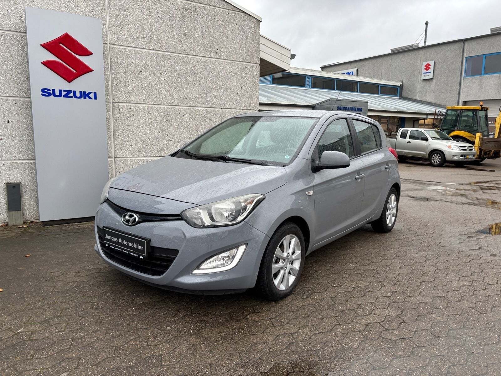 Grå Hyundai i20 fra 2014 set udefra