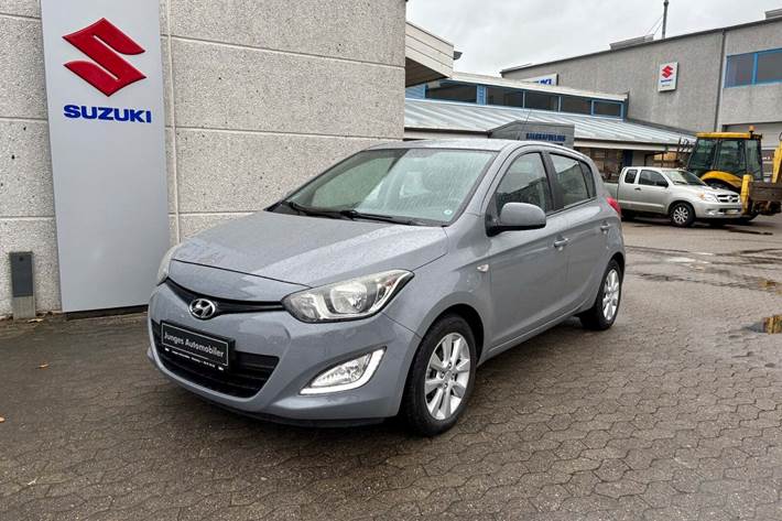 Grå Hyundai i20 fra 2014 set udefra