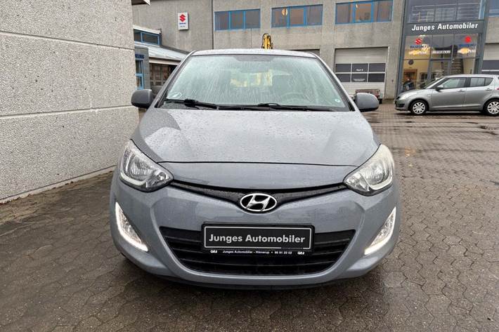 Grå Hyundai i20 fra 2014
