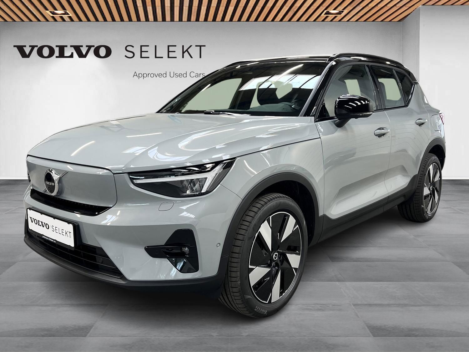 Grå Volvo EX40 fra 2024 set udefra