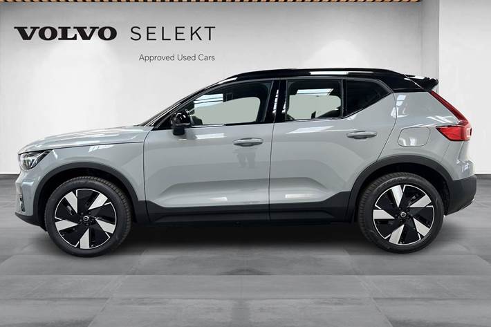 Grå Volvo EX40 fra 2024 set udefra