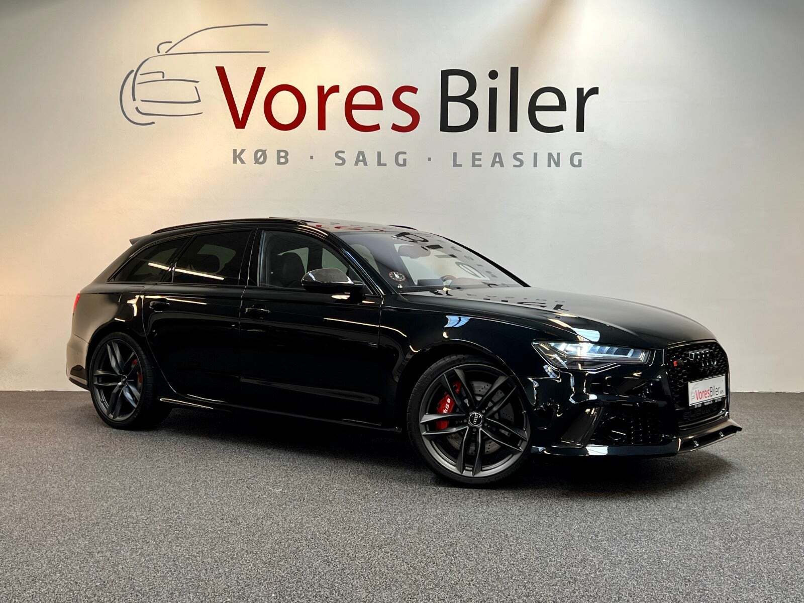 Hvid Audi RS6 fra 2015 set udefra