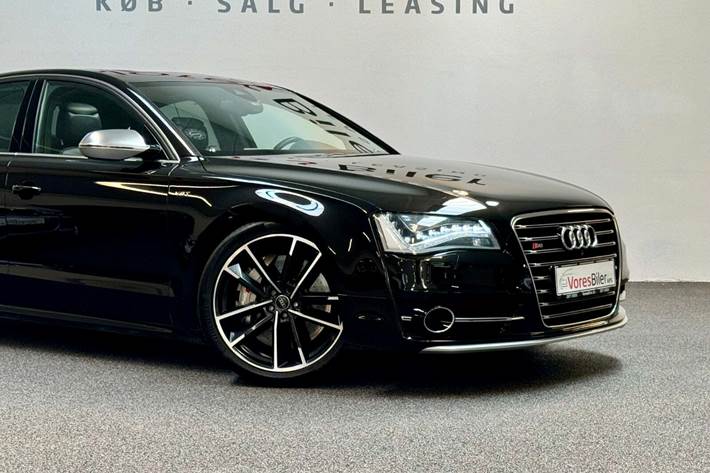 Sort Audi S8 fra 2013 set udefra