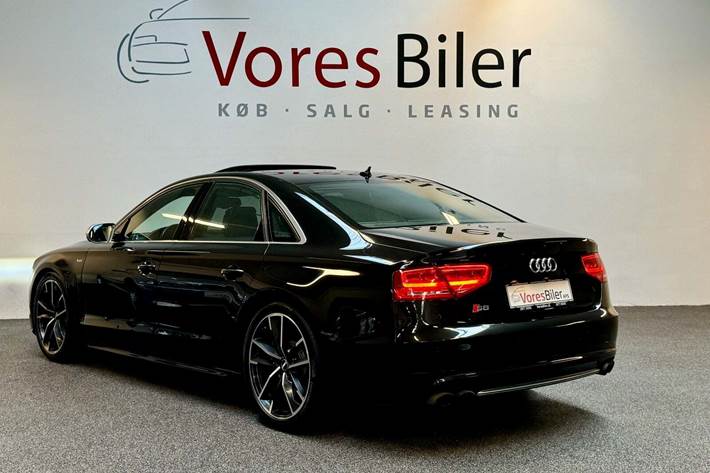 Sort Audi S8 fra 2013 set udefra