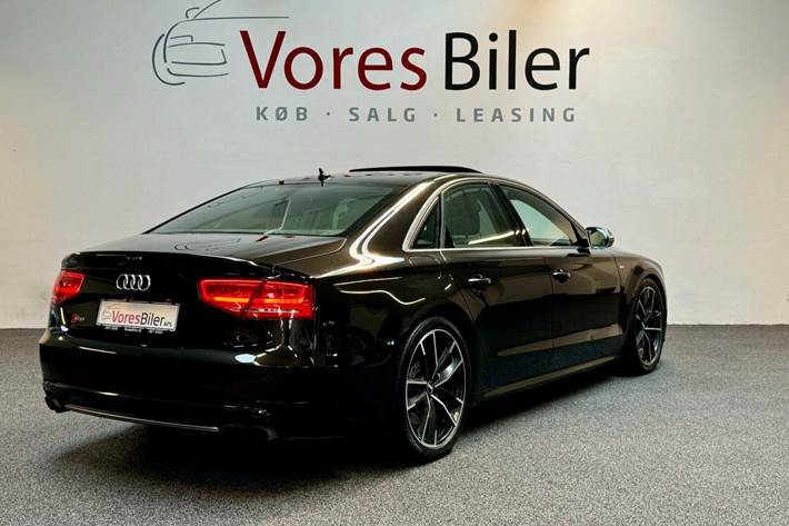 Sort Audi S8 fra 2013 set udefra
