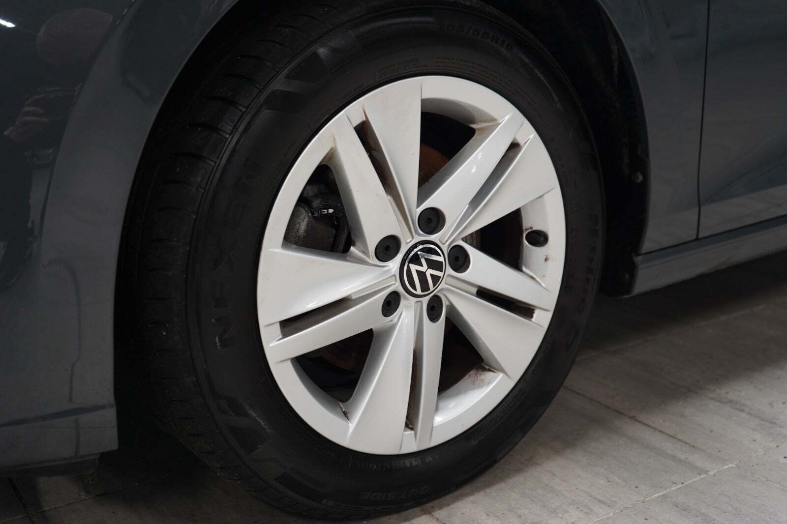 Grå VW Golf VIII fra 2022