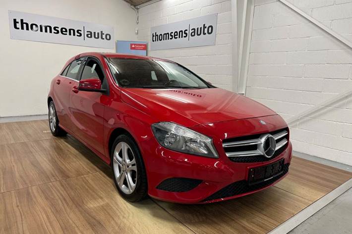 Rød Mercedes A200 fra 2015 set udefra