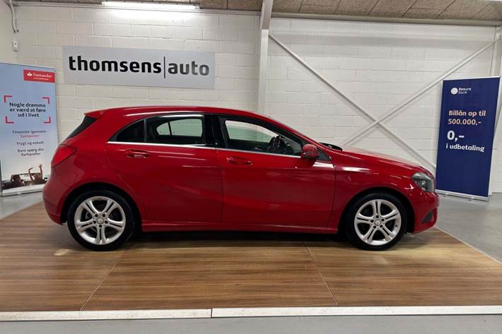 Rød Mercedes A200 fra 2015
