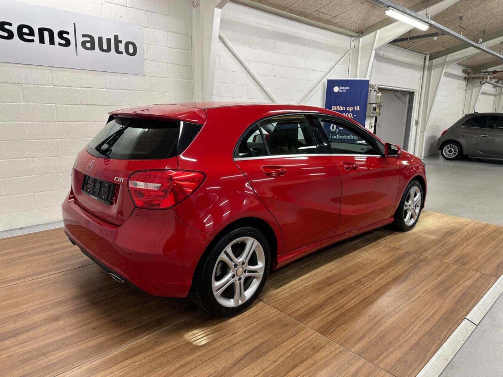 Rød Mercedes A200 fra 2015