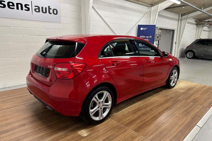 Rød Mercedes A200 fra 2015