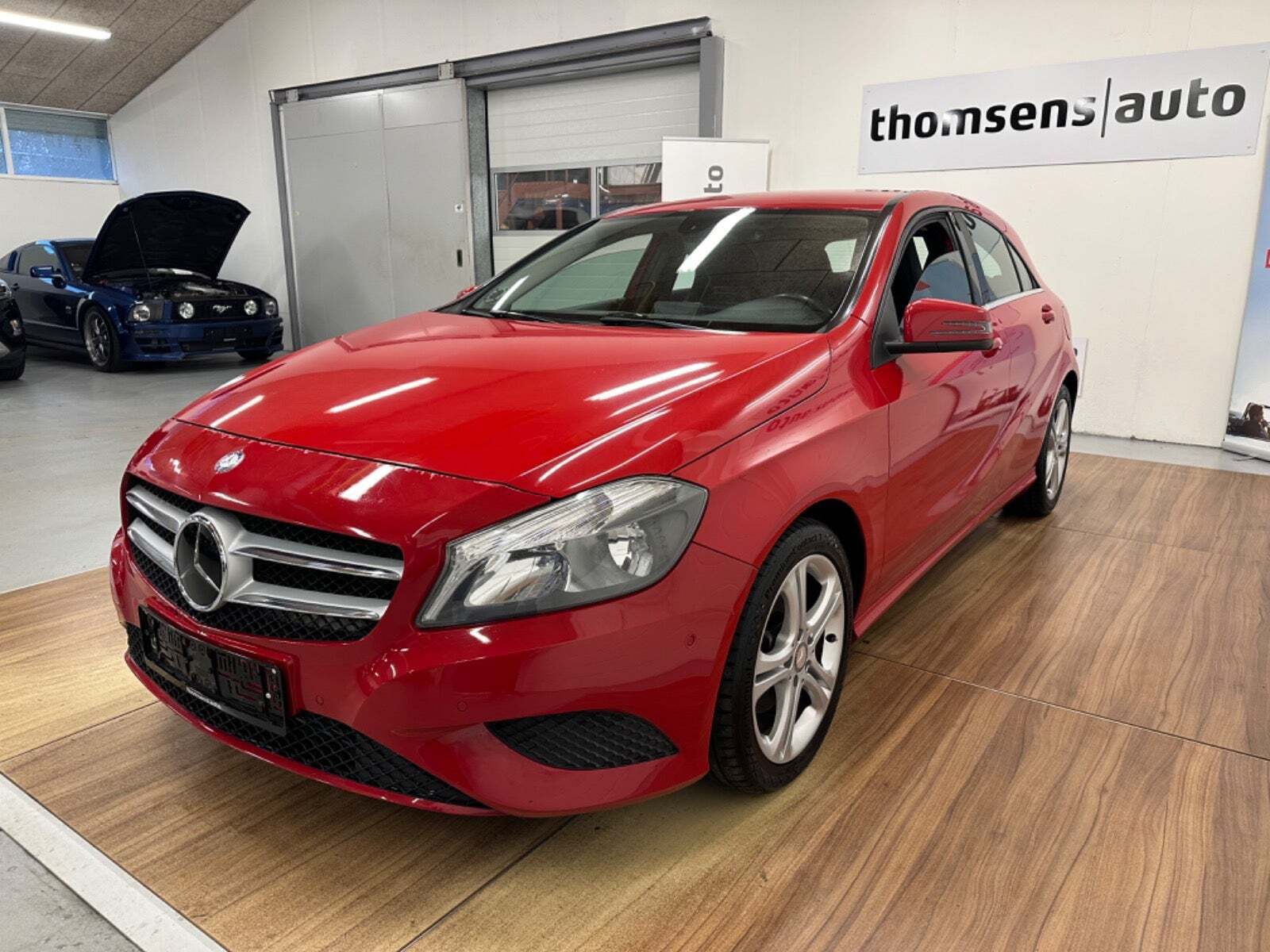 Rød Mercedes A200 fra 2015 set udefra