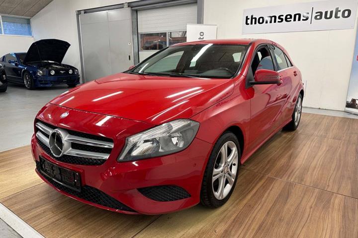 Rød Mercedes A200 fra 2015 set udefra