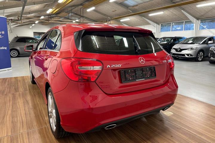 Rød Mercedes A200 fra 2015