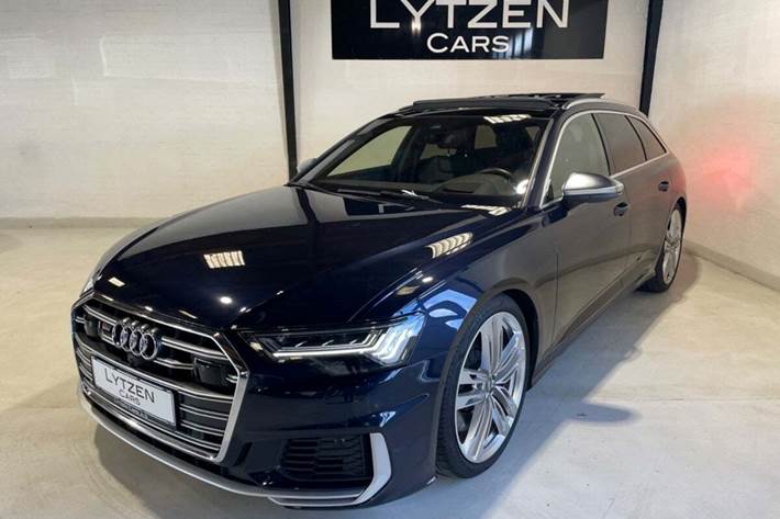 Blå Audi S6 fra 2020 set udefra