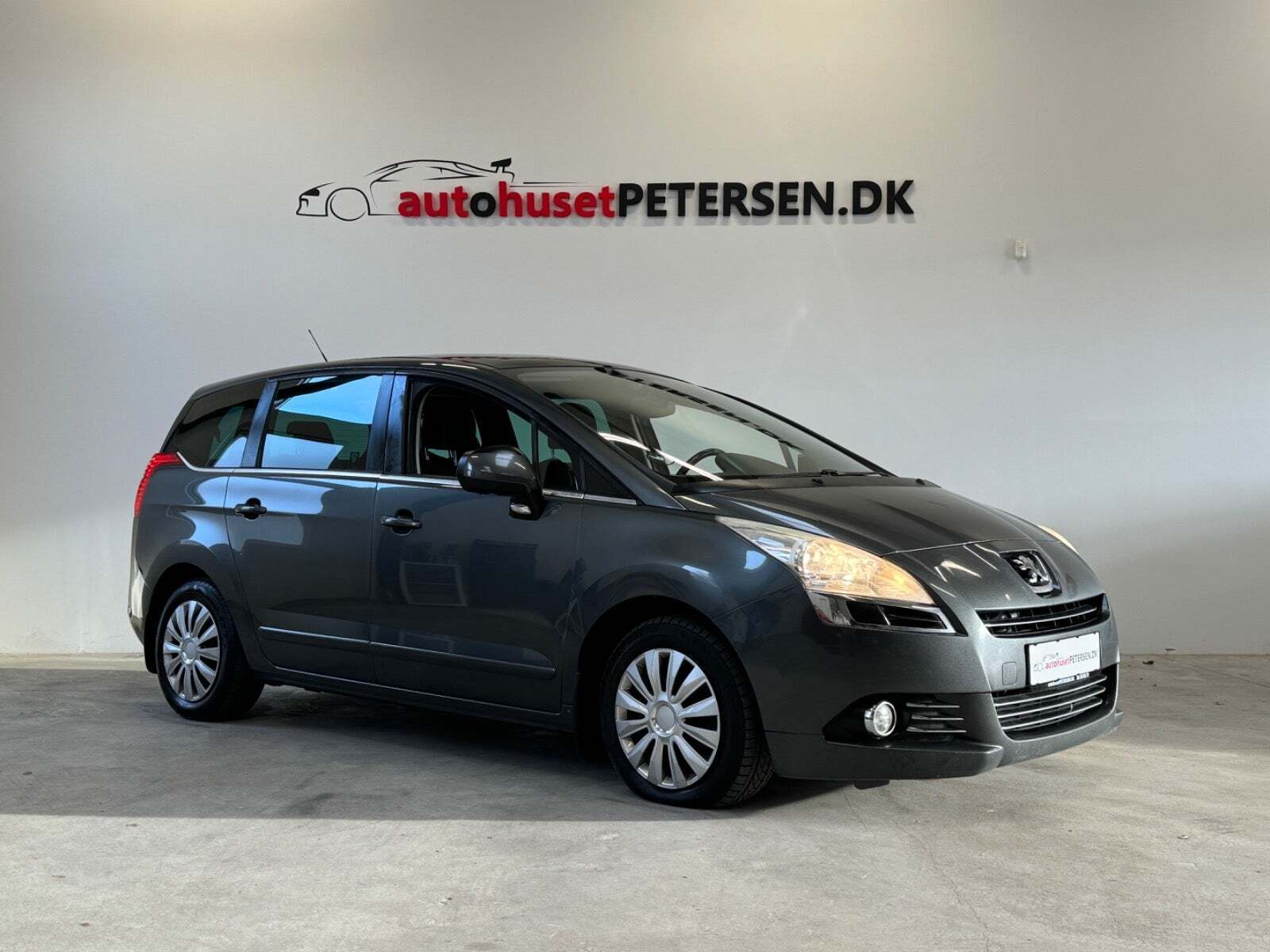 Grå Peugeot 5008 fra 2010 set udefra