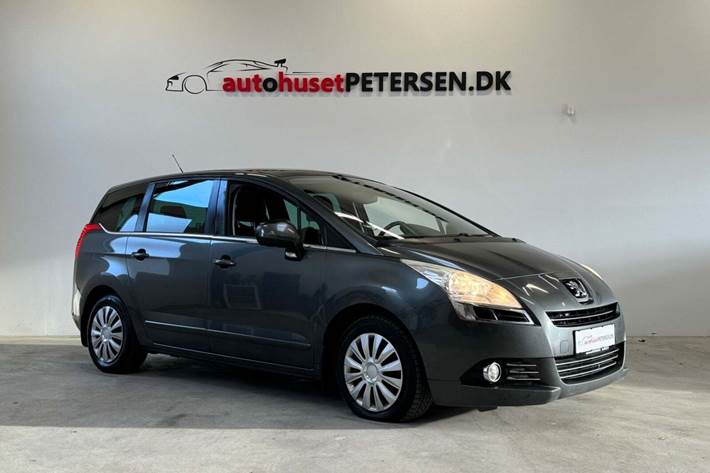 Grå Peugeot 5008 fra 2010 set udefra