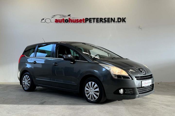 Grå Peugeot 5008 fra 2010 set udefra