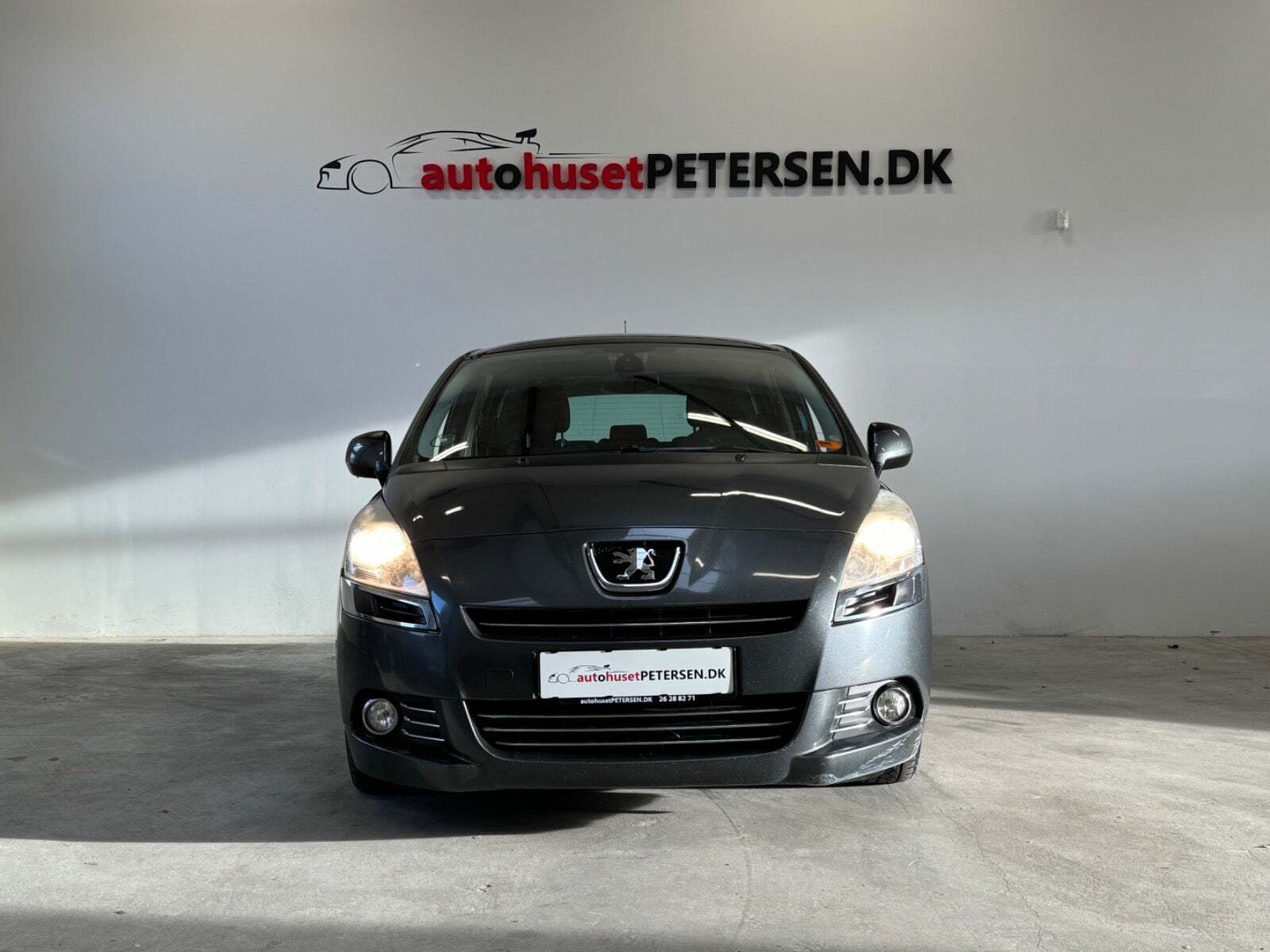 Grå Peugeot 5008 fra 2010